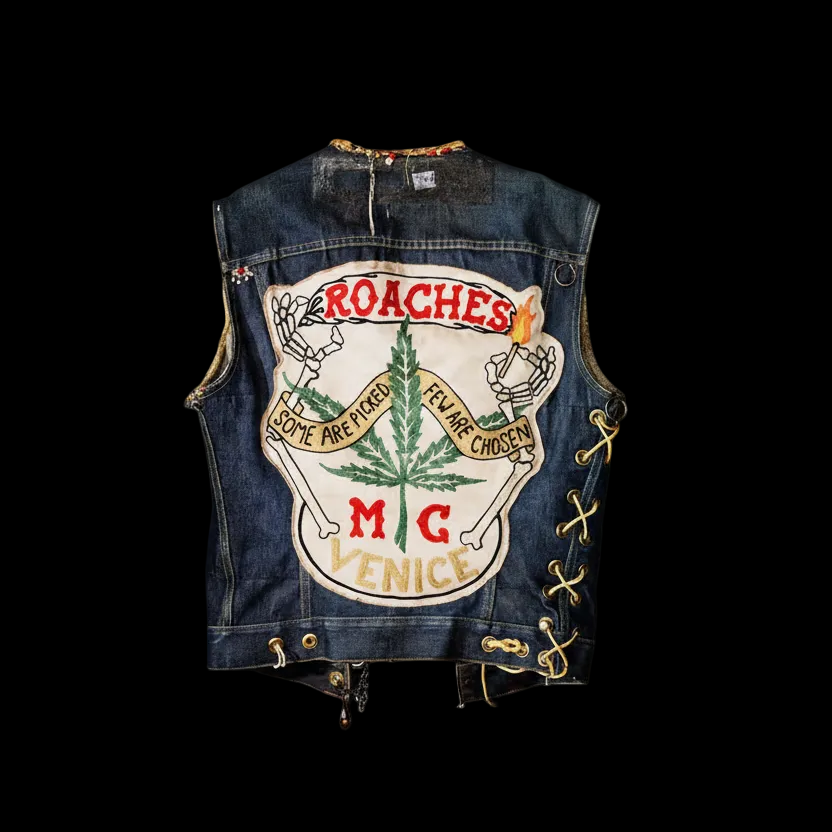 photo d'une veste sans anche en jean du moto club Roaches issu du film Cheech and Chong