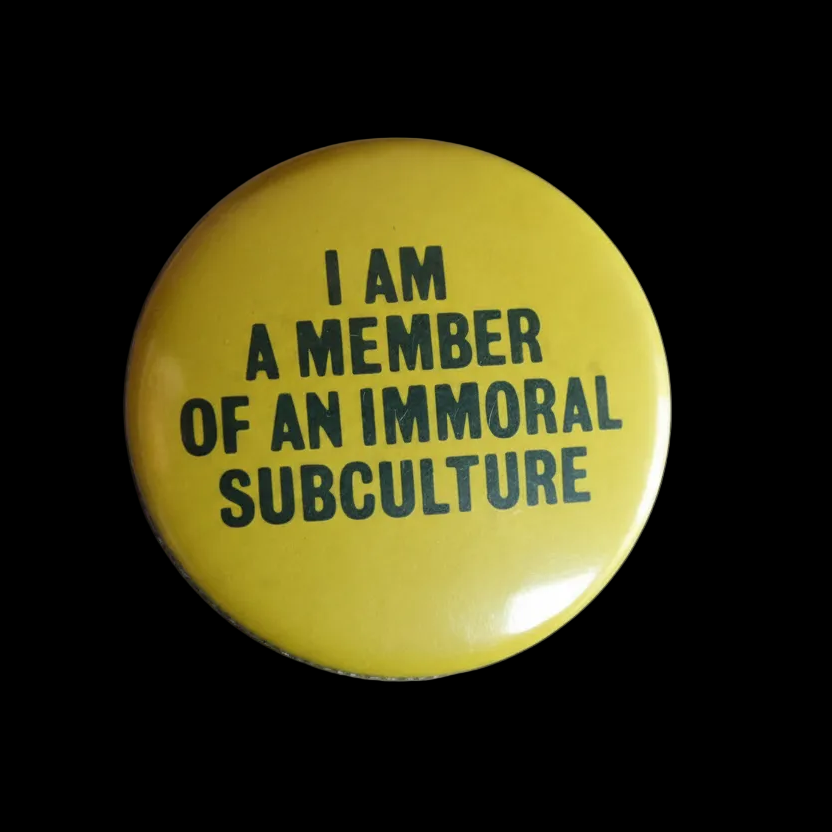 Freakin design - badge des 60's avec écrit dessus "I'm a member of an immoral subculture"